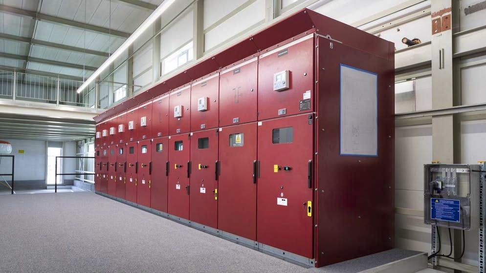 La centrale di controllo del modulo batteria EKZ in funzione di prova a Volketswil ZH: con una potenza di 18 megawatt e una capacità di stoccaggio di 7,5 megawattora, questa è la più grande batteria in Svizzera che stabilizza la rete elettrica nell'aprile 2018.