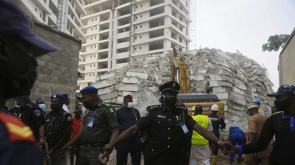 Il grattacielo in costruzione crollato a Lagos.