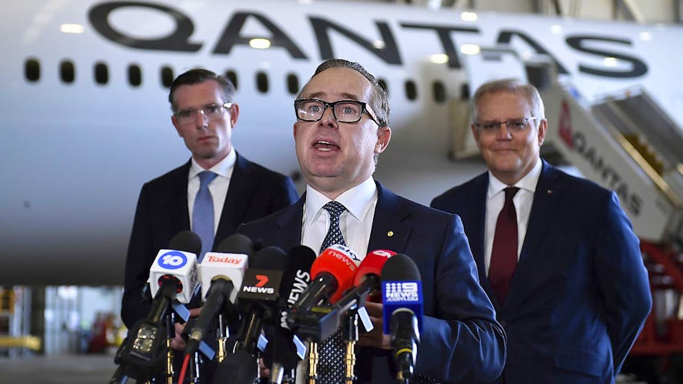 Il CEO di Quantas Alan Joyce, al centro, e il primo ministro australiano Scott Morrison, a destra, visibilmente soddisfatti della riapertura delle frontiere del Paese