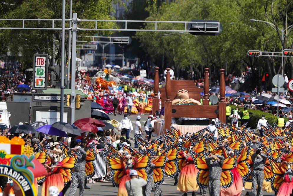 Les gens participent aux principales avenues d'un défilé pour commémorer le Jour des Morts à Mexico.