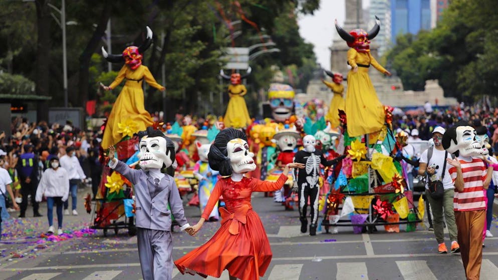 Le défilé du Jour des Morts était de retour dans les rues de Mexico après avoir été annulé l'an passé pour cause de pandémie.