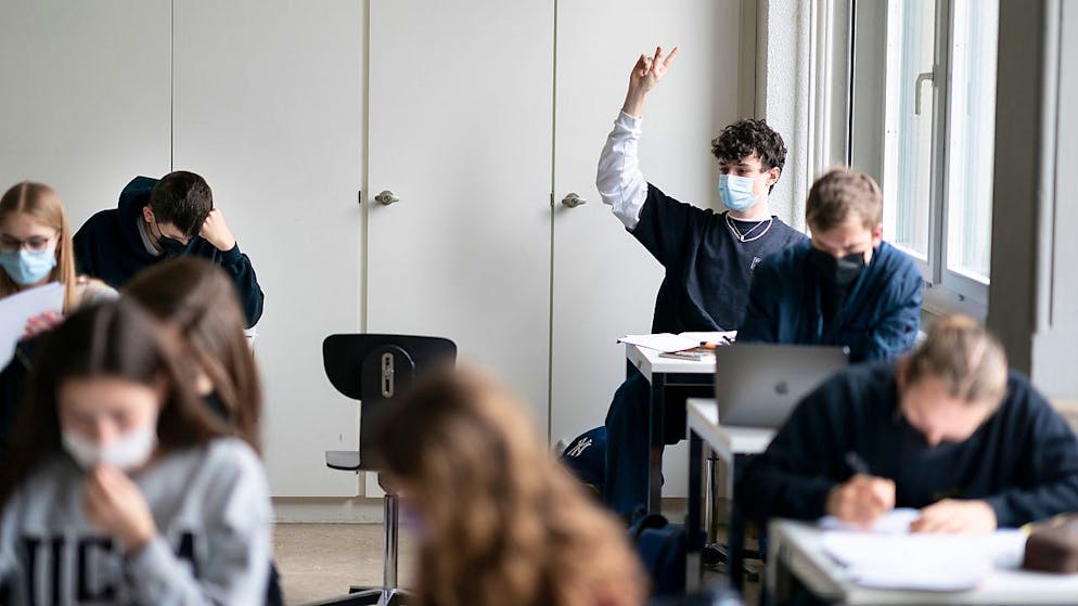 Immer mehr Schülerinnen und Schüler besuchen die Kantonsschule Wiedikon. Daher soll in Zürich-Aussersihl ein Schulraumprovisorium gebaut werden. (Archivbild)