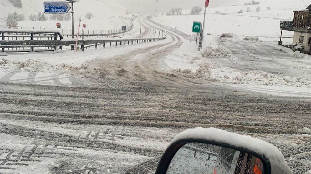 La neve ha provocato disagi al traffico ieri nei Grigioni.