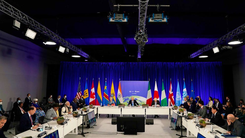 Die Staats- und Regierungschefs der Welt sitzen an Tischen während eines Treffen zur Initiative «Build Back Better World» im Rahmen des UN-Klimagipfels COP26 in Glasgow.