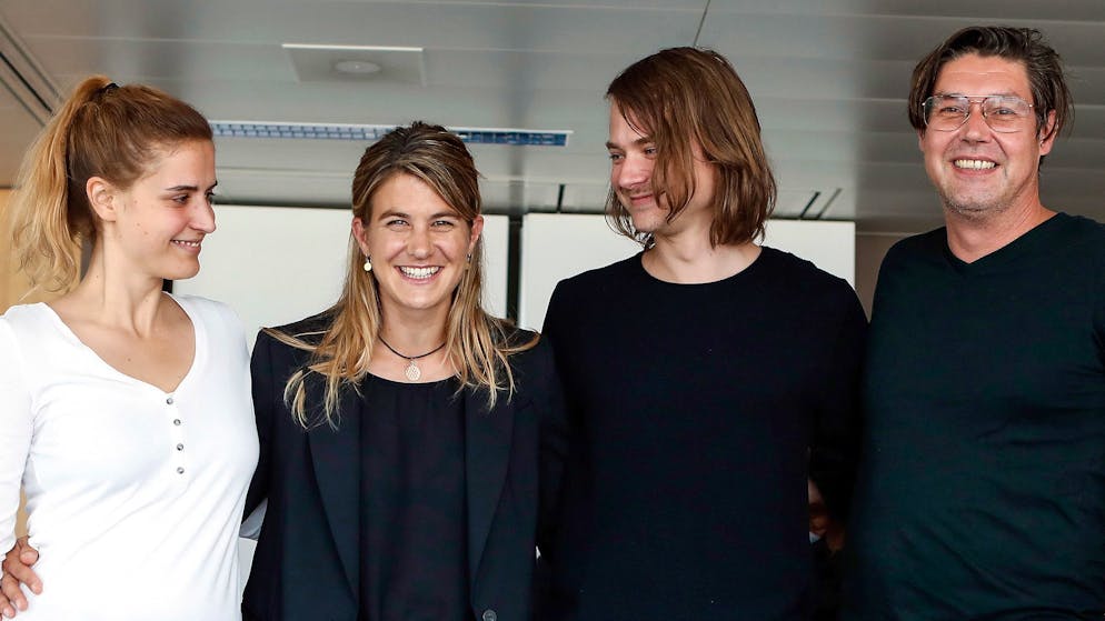«Der Beruf des Filmemachers ermöglichte es mir, viele Menschen kennenzulernen und viele Länder zu sehen»: Michael Steiner (ganz rechts) zusammen mit Morgane Ferru und Sven Schelker, den beiden Hauptdarstellern aus seinem Film «Und morgen seid ihr tot», und Ex-Geisel Daniela Widmer (zweite von links).