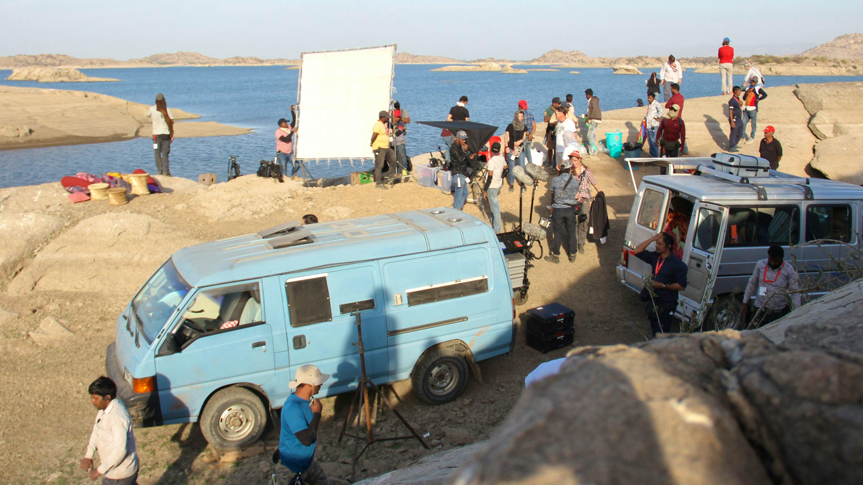 «Wer behauptet, nichts zu sagen sei eine Tugend, irrt. Nichts sagen kann man nach dem Ableben noch ganz lange»: Michael Steiner. Das Bild zeigt das Filmset «Und morgen seid ihr tot» in Indien.