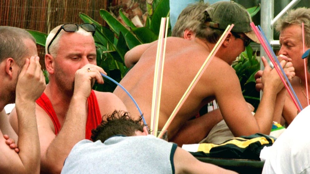 Am Ballermann auf Mallorca herrscht zu jeder Jahreszeit eine ausgelassene Stimmung, aufgenommen im Oktober 2000. (KEYSTONE/Steffen Schmidt) === ELECTRONIC IMAGE ===