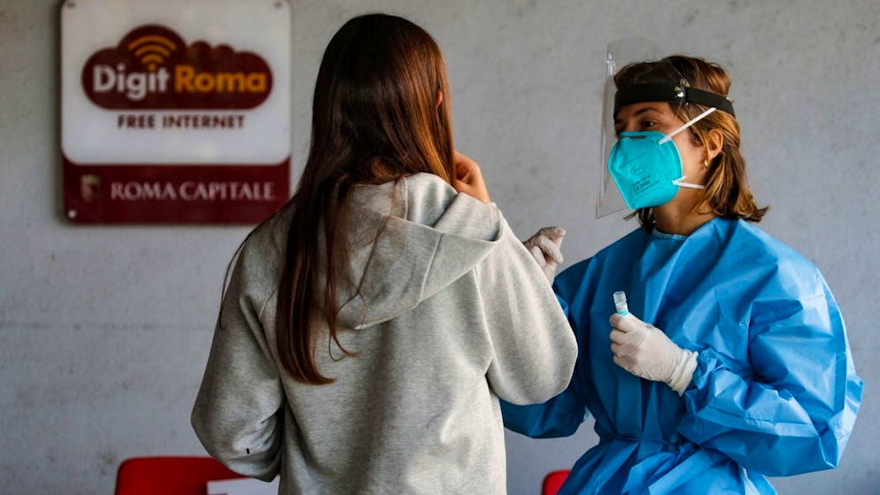 In Italia, nelle ultime 24 ore, sono stati registrati oltre 2'800 casi positivi al coronavirus e 41 vittime