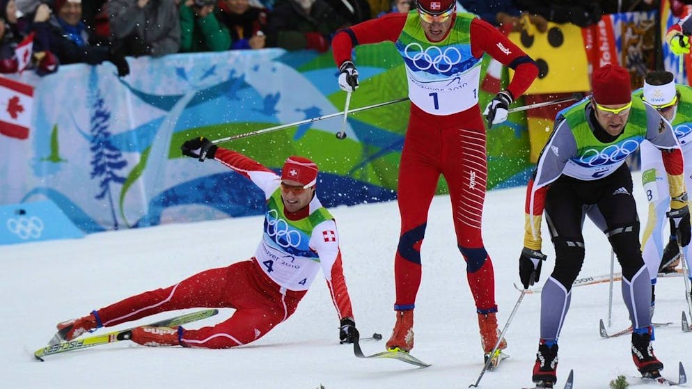 epa02059995 Norway's Petter Northug (front,C) races to catch Germany's Axel Teichmann (R, front) as Switzerland's Dario Cologna falls as he turns the curve to the finish line ruining his medal chances in the final straight of the men's 50km Mass Start Cross Country Skiing competition at the Vancouver 2010 Olympic Games, Whistler, Canada, 28 February 2010. Northug won gold, Teichmann silver and Olsson bronze. EPA/BONNY MAKAREWICZ