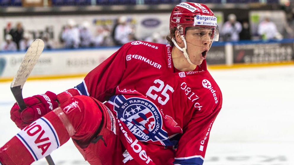 SC Rapperswil-Jona Lakers Stuermer Nando Eggenberger feiert seinen Treffer zum 2:0 waehrend dem vierten Eishockey Playoff-Viertelfinalspiel der National League zwischen den SC Rapperswil-Jona Lakers und dem HC Lugano am Montag, 19. April 2021, in Rapperswil. (KEYSTONE/Patrick B. Kraemer)