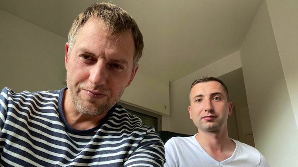 HANDOUT - 01.11.2021, Frankreich, Biarritz: Der Menschenrechtler Wladimir Ossetschkin (l), der gegen Folter an Gefangenen im russischen Strafvollzug kämpft, und der frühere Gefangene Sergej Saweljew in einer Live-Schalte. Beide haben von den französischen Behörden politisches Asyl erhalten, weil sie sich in Russland verfolgt und bedroht sehen. (Zu dpa-Korr «Bombe von 100 Gigabite