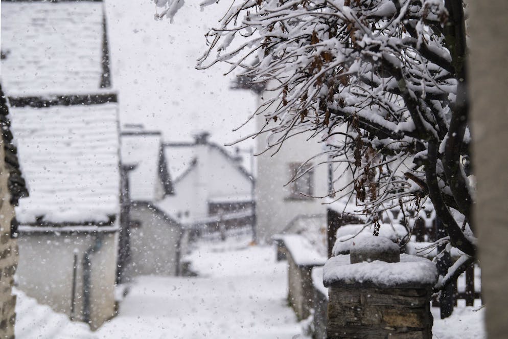 Bosco Gurin: prime nevicate. Nella foto, la prima neve scesa sulle stradine di Bosco Gurin. © Ti-Press / Samuel Golay