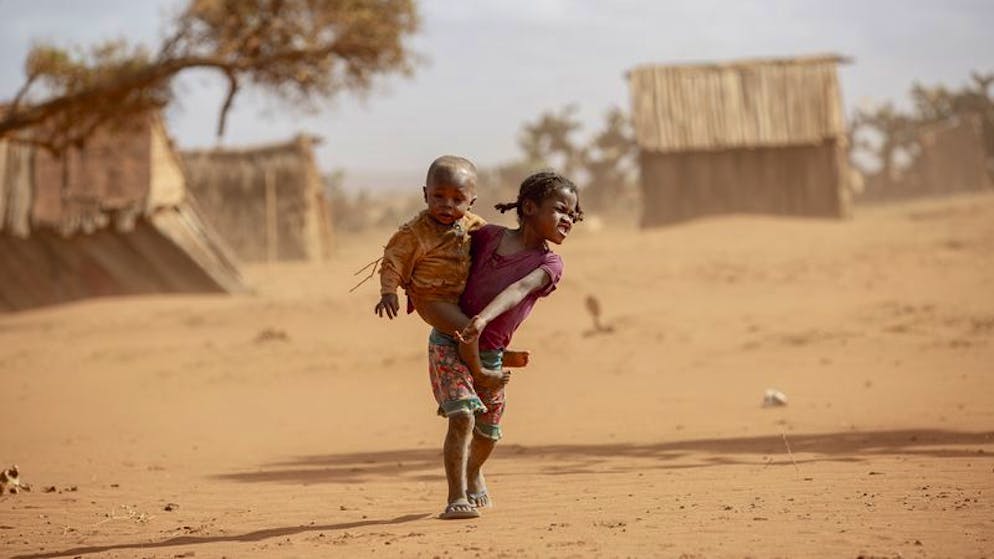 ARCHIV - 11.06.2021, Madagaskar, Amboasary District: Kinder im Süden Madagaskars. Die schlimmste Dürre seit 40 Jahren gefährdet in dem vor Afrikas Ostküste gelegenen Inselstaat Madagaskar das Leben hunderttausender Menschen. (zu dpa