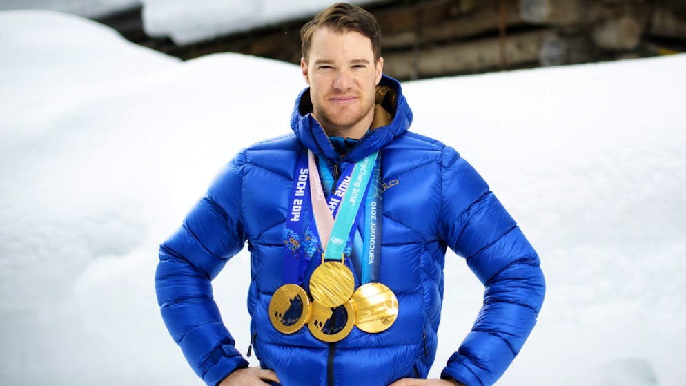 Dario Cologna posiert mit seinen vier olympischen Goldmedaillen von Vancouver, Sotschi und Pyeongchang