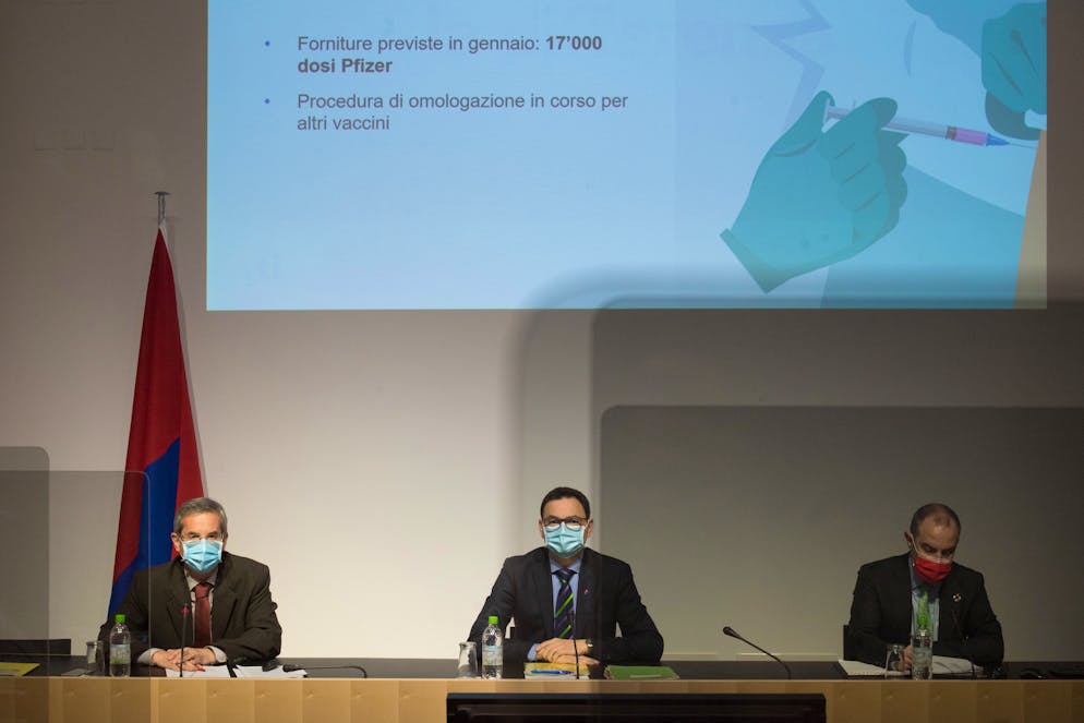 Da sinistra il farmacista cantonale Giovan Maria Zanini, il direttore del DSS Raffaele De Rosa e il medico cantonale Giorgio Merlani