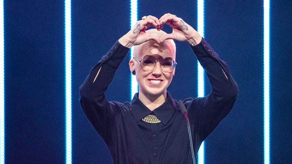 Die Schweizer Saengerin Stefanie Heinzmann gewinnt den Award