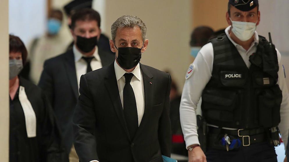 Nicolas Sarkozy arriva in tribunale.