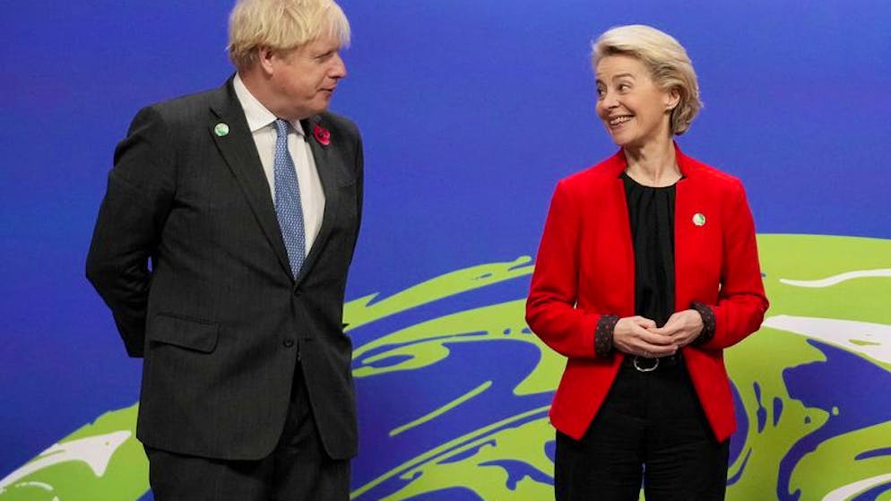 ARCHIV - 01.11.2021, Großbritannien, Glasgow: Der britische Premierminister Boris Johnson begrüßt die Präsidentin der Europäischen Kommission, Ursula von der Leyen (CDU), bei ihrer Ankunft zum UN-Klimagipfel COP26 in Glasgow. Enthüllungen über klimaschädliche Reisen von Johnson und von der Leyen haben eine hitzige Diskussion über deren Glaubwürdigkeit im Kampf gegen die Erderwärmung entfacht. Foto: Christopher Furlong/Pool Getty/AP/dpa +++ dpa-Bildfunk +++