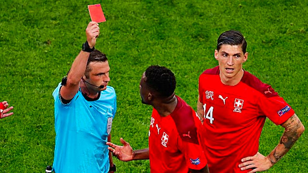 Michael Oliver espelle Remo Freuler.