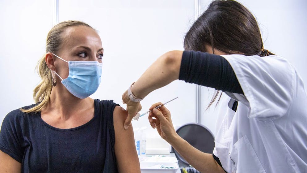 Pflegefachfrau Barbara Kuhn, rechts, spritzt Angela Baumann den Impfstoff Janssen von Johnson & Johnson, am Montag, 11. Oktober 2021, in Thun. Der sogenannte Vektor Impfstoff Covid-19 Vaccine Janssen gilt als Alternative zu den mRNA Impfstoffen. (KEYSTONE/Peter Schneider)