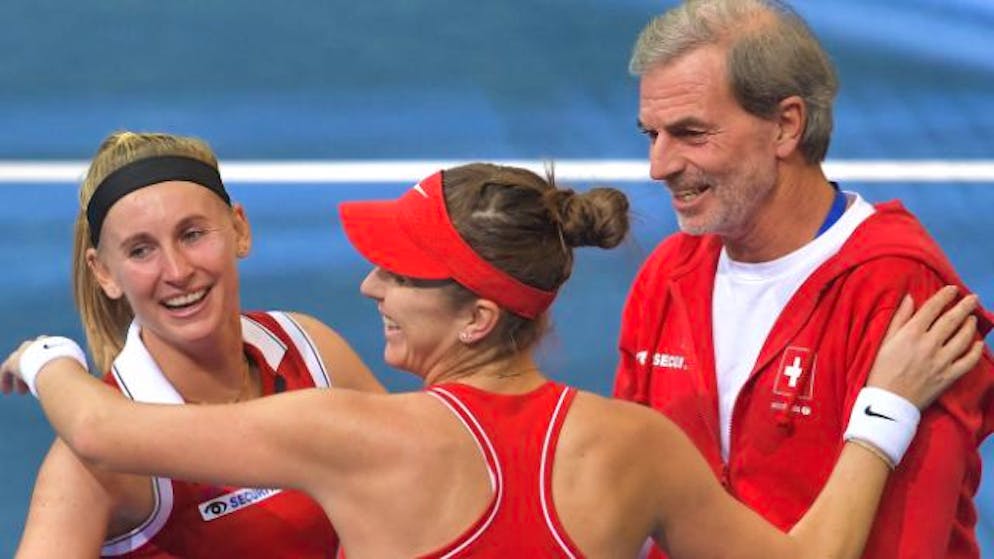 Jil Teichmann, Belinda Bencic und Heinz Günthardt jubeln über den Sieg gegen Tschechien.