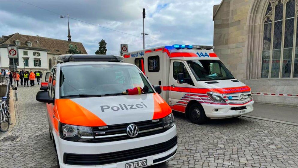 Polizia e soccorritori in azione a Zurigo nei pressi della Münsterbrücke, il ponte sulla Limmat all'altezza della chiesa Fraumünster.