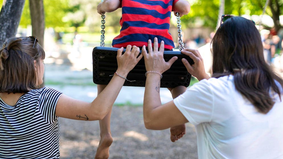 Eine lesbische Paar schaukelt ihre Sohn auf der Spielplatz der GZ (Zuercher Gemeinschaftszentrum) Wipkingen waehrend ein Regenbogenfamilientreffen am 8. Juni 2019 in Zuerich. (KEYSTONE/Gaetan Bally)