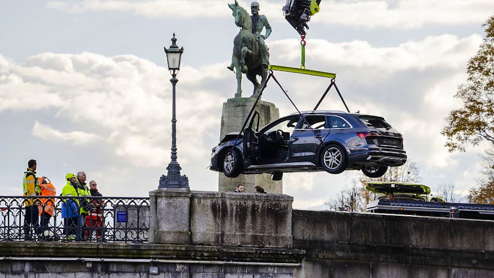 Rettungskräfte bergen das Auto neben der Münsterbrücke aus der Limmat.
