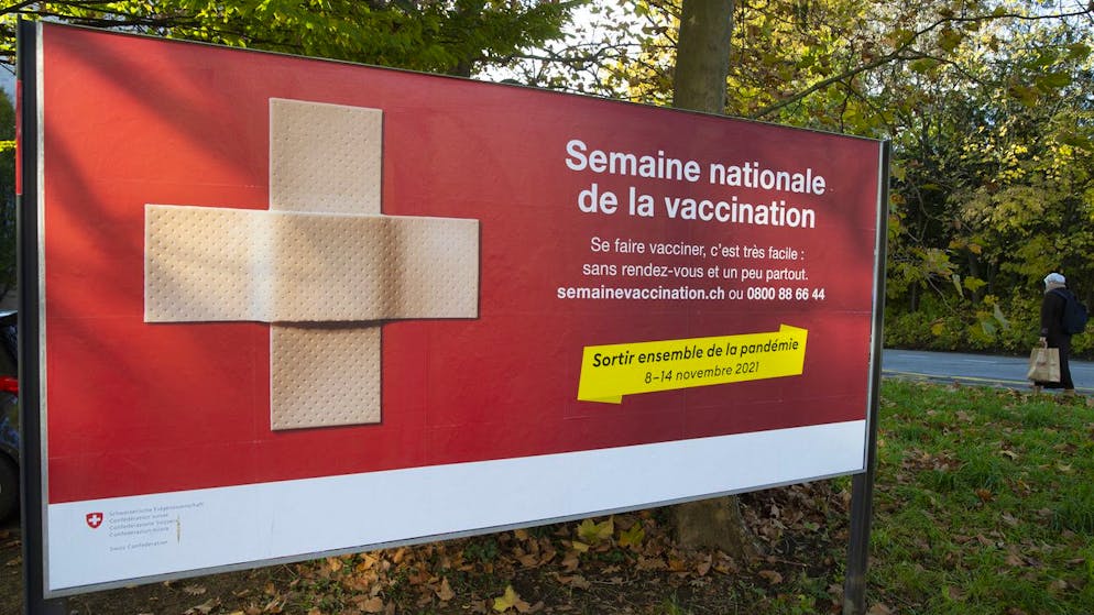 Une affiche de l'Office federal de la sante publique (OFSP) annoncant la semaine nationale de la vaccination du COVID 19 est photographiee, ce vendredi 5 novembre 2021 a Geneve. (KEYSTONE/Salvatore Di Nolfi)