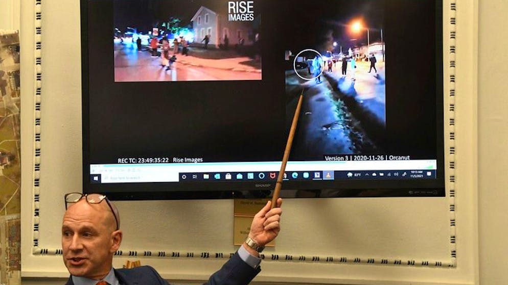 05.11.2021, USA, Kenosha: Corey Chirafisi, Strafverteidiger, zeigt auf einen Monitor während er Lackowksi während des Prozesses gegen Rittenhouse im Kenosha County Courthouse befragt. Rittenhouse wird vorgeworfen, im vergangenen Jahr bei einer Demonstration gegen Polizeibrutalität in zwei Menschen getötet und einen dritten verletzt zu haben. Foto: Mark Hertzberg/Pool/Pool ZUMA Press/AP/dpa +++ dpa-Bildfunk +++