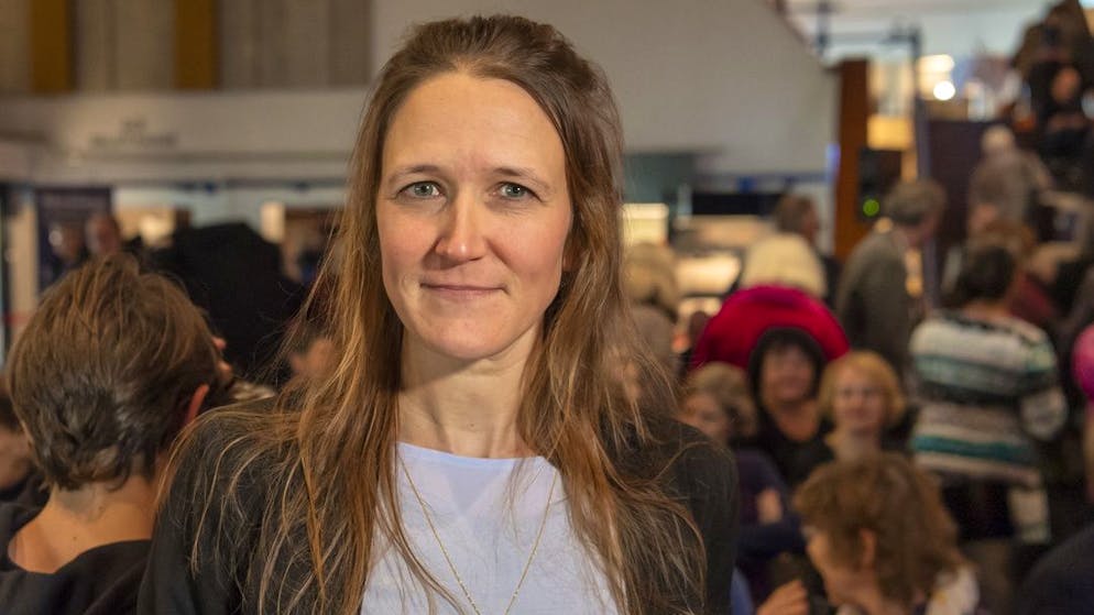 Die Gewinnerin des Schweizer Buchpreises 2021 Martina Clavadetscher (mit dem Buch