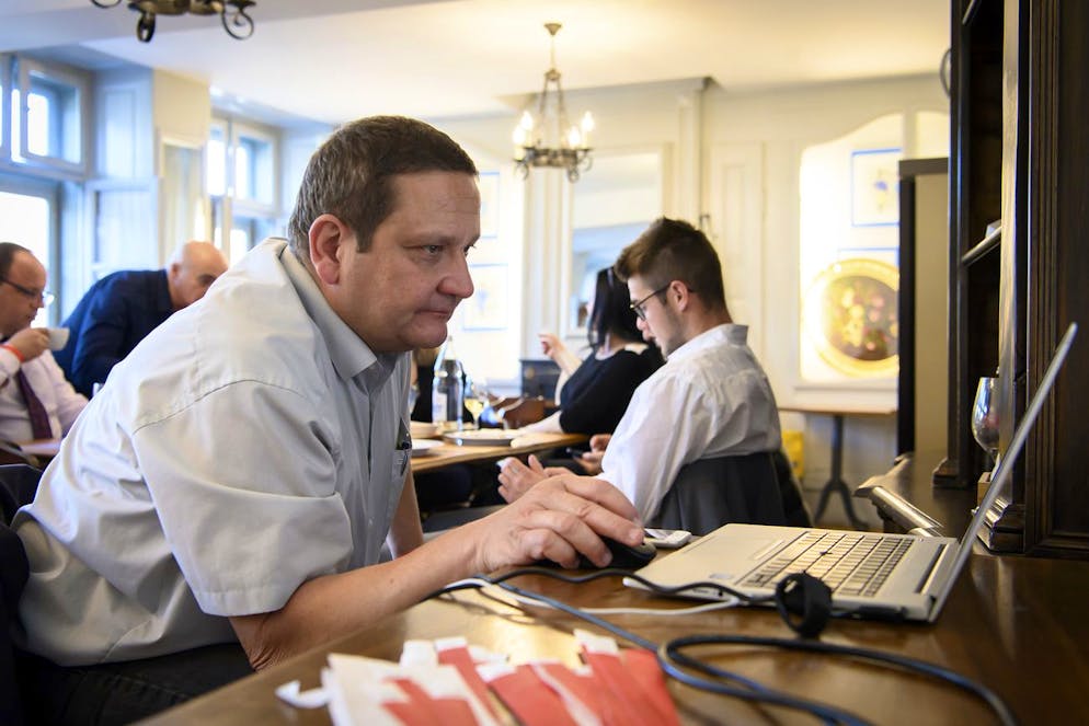 Christophe Blaumann, President de l'UDC Fribourg, observe les resultats lors du depouillement des scrutins du 1er tour des elections cantonales du canton de Fribourg, ce dimanche 7 novembre 2021, a Fribourg. Aujourd'hui dans le canton de Fribourg se deroule le premier tour des elections cantonales du Conseil d'Etat, du Grand Conseil, et des Prefectures. Le second tour se deroulera le 28 novembre prochain. (KEYSTONE/Anthony Anex)