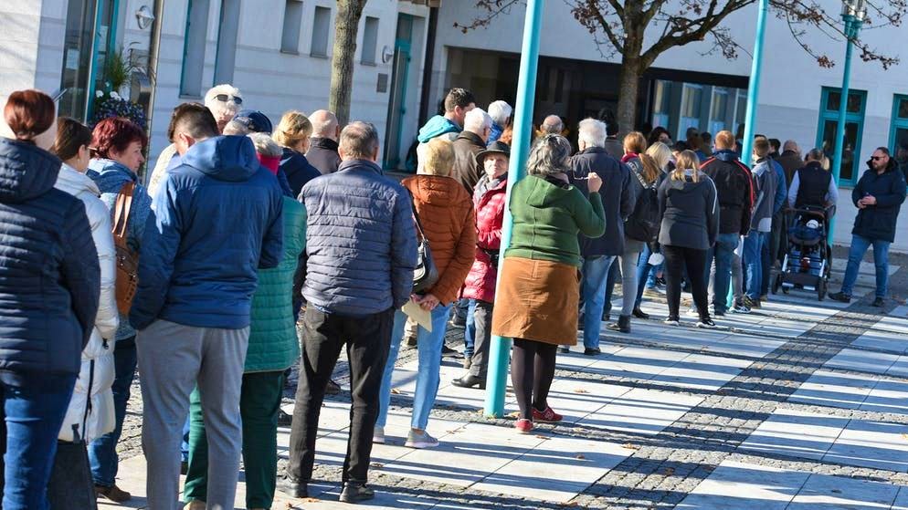Numerose persone stanno aspettando la possibilità di una vaccinazione contro il virus Covid a Seewalchen.