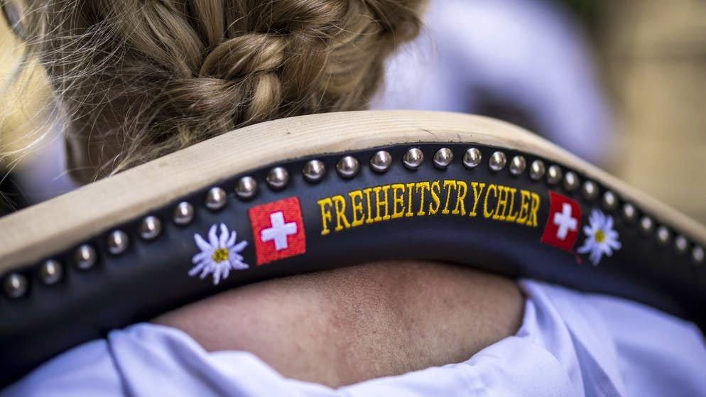 Non tutti vogliono essere coinvolti nella campagna di vaccinazione lanciata dal Governo. Nella foto un momento della manifestazione contro le misure anti-Covid a Winterthur.