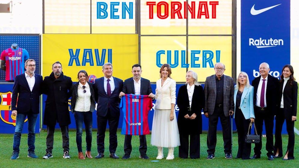epa09571232 FC Barcelona's new head coach, Xavi Hernandez (C), poses with FC Barcelona's President, Joan Laporta (4L), and relatives during his presentation at Camp Nou stadium in Barcelona, Spain, 08 November 2021. Xavi Hernandez left Al-Sadd club of Qatar to lead FC Barcelona for the rest of the current season and two more seasons. EPA/Alejandro Garcàa