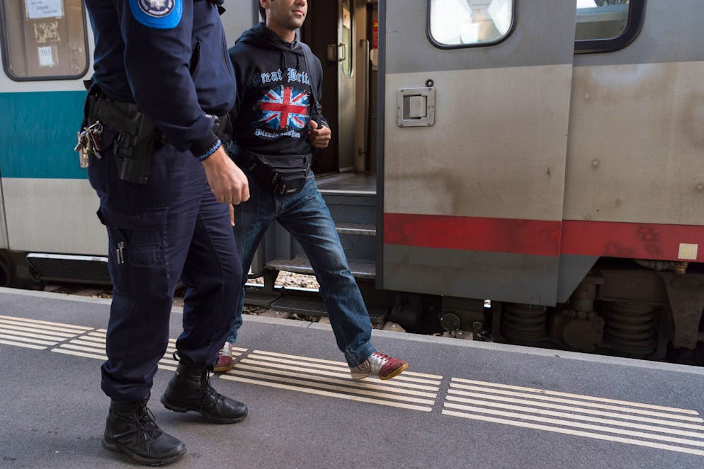 Ein rechtswidriger Aufenthalter wird von einem Grenzwaechter aus einem Zug zur Kontrolle gebacht, am Dienstag, 10. November 2015, am Bahnhof in Buchs. Im September kamen erstmals mehr Fluechtlinge an der Ostgrenze als im Tessin an. (KEYSTONE/Gian Ehrenzeller)