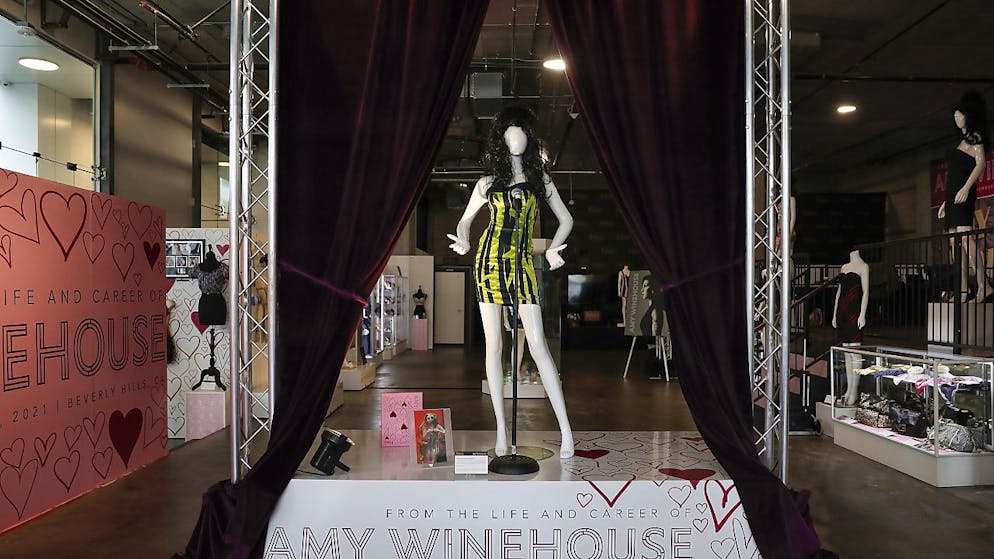 La cantante Amy Winehouse è morta a 27 anni per avvelenamento acuto da alcol: questo è il vestito della sua ultima performance live
