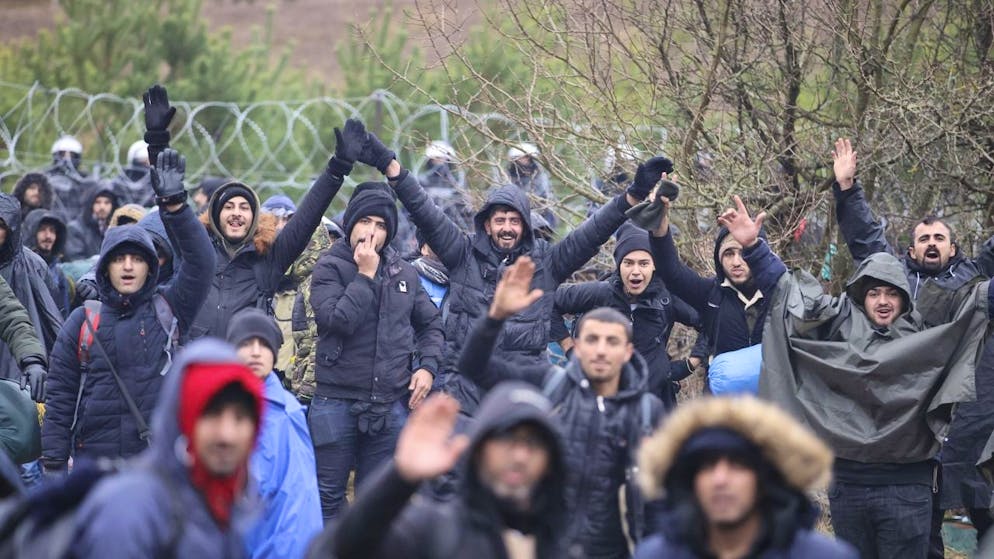 Alcuni dei profughi alla frontiera bielorussa-polacca.