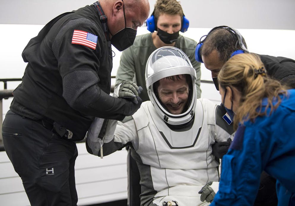 Sur cette photo fournie par la NASA, l'astronaute de l'Agence spatiale européenne Thomas Pesquet est aidé du vaisseau spatial SpaceX Crew Dragon Endeavour à bord du navire de récupération SpaceX GO Navigator après que lui et les astronautes de la NASA Shane Kimbrough et Megan McArthur, et l'astronaute de l'Agence d'exploration aérospatiale japonaise Akihiko Hoshide ont atterri dans le golfe du Mexique au large de Pensacola, en Floride, le lundi 8 novembre 2021.