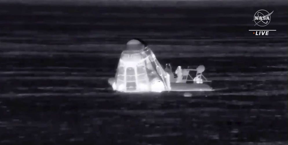 Dans cette image tirée d'une vidéo de la NASA, la capsule SpaceX Dragon, transportant quatre astronautes, est récupérée après avoir éclaboussé dans le golfe du Mexique près de Pensacola, en Floride.