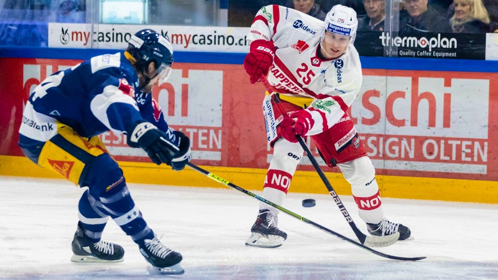 SC Rapperswil-Jona Lakers Nando Eggenberger, rechts, gegen EV Zugs Claudio Cadonau, rechts, im Eishockey Qualifikationsspiel der National League zwischen dem EV Zug und den SC Rapperswil-Jona Lakers am Samstag, 6. November 2021 in der Bossard Arena in Zug. (KEYSTONE/Philipp Schmidli)