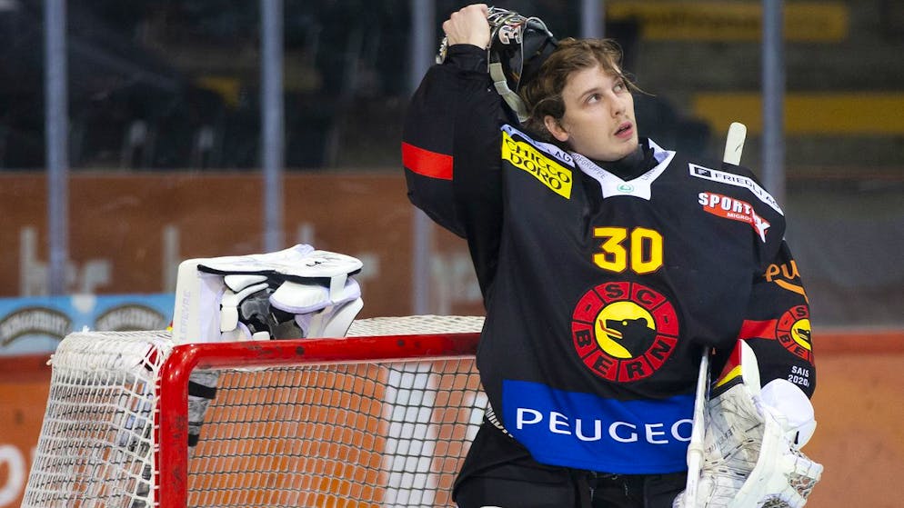 Berns Torhueter Philip Wuethrich im Eishockey Meisterschaftsspiel der National League zwischen dem SC Bern und dem HC Ambri-Piotta, am Dienstag, 5. Januar 2021 in der Postfinance Arena in Bern. (KEYSTONE/Peter Klaunzer)