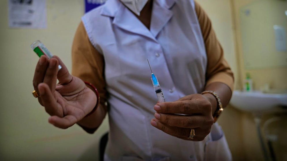 Obbligo di vaccino anti-Covid confermato per il personale del servizio sanitario nazionale britannico (Nhs) in prima linea