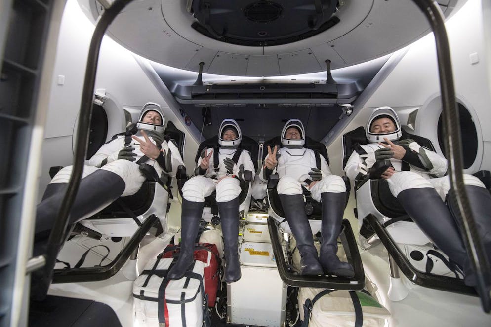 Sur cette photo fournie par la NASA, de gauche à droite, l'astronaute de l'Agence spatiale européenne Thomas Pesquet, les astronautes de la NASA Megan McArthur et Shane Kimbrough, et l'astronaute de l'Agence japonaise d'exploration aérospatiale Akihiko Hoshide font un geste à l'intérieur du vaisseau spatial SpaceX Dragon.