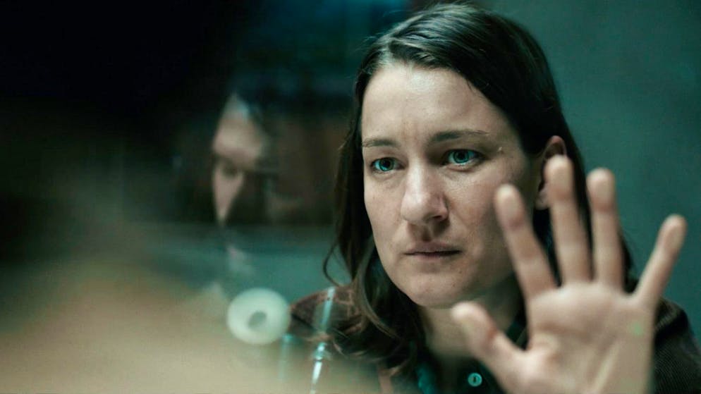 Stürm – Bis wir tot sind oder frei. Die Schweizer Schauspielerin Marie Leuenberger spielt die Rechtsanwältin Barbara Hug. Leuenberger beschreibt die Frau als «fauchend, rauchend und unter Schmerzen leidend».