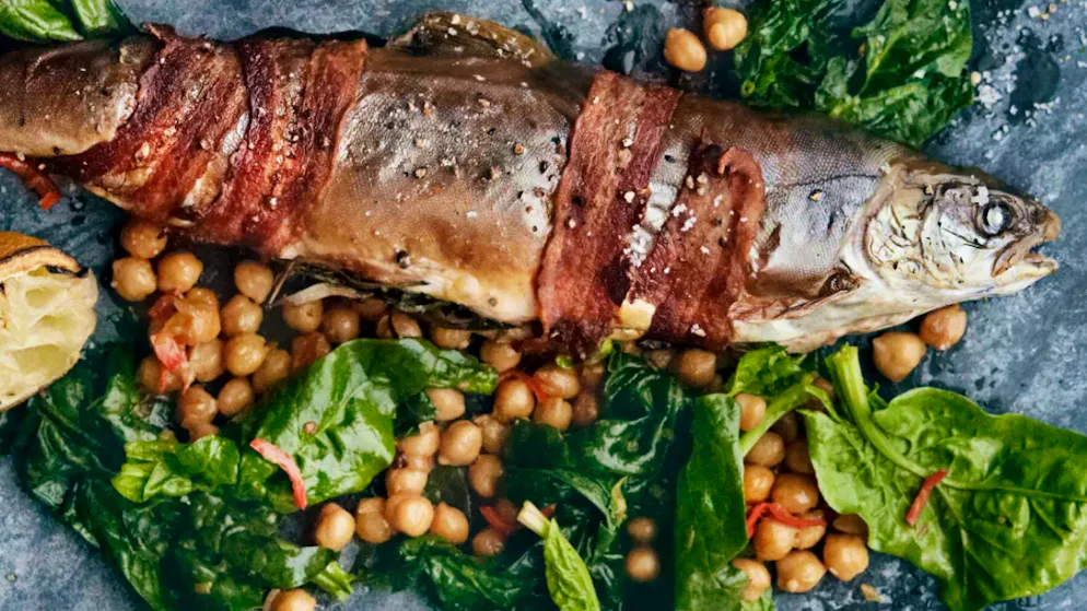 Wochenend-Rezept. Speck-Saibling mit karamellisierten Spinat-Kichererbsen