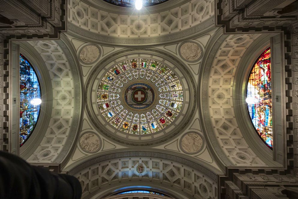 Blick von unten in die Kuppel mit dem Schweizerkreuz und den Fahnen der Kantone in der Kuppelhalle des Bundeshauses, an der Sommersession der Eidgenoessischen Raete, am Montag, 31. Mai 2021 im Parlamentsgebaeude in Bern. (KEYSTONE/Alessandro della Valle)