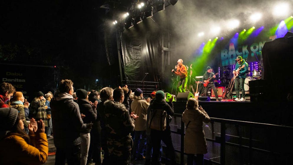 Stefanie Heinzmann è tra gli artisti che si esibiscono nell'ambito della serie di concerti "Back on Tour" (nella foto lunedì sera a Thun).