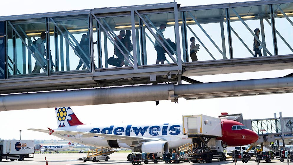 Im Oktober sind deutlich mehr Menschen über den Flughafen Zürich gereist als noch im vergangenen Jahr. Allerdings waren es nur etwa halb so viele wie vor Ausbruch der Pandemie im Oktober 2019.(Archivbild)
