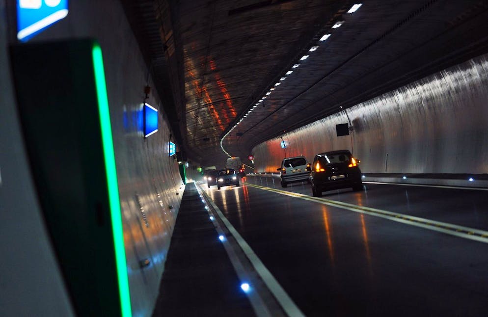 Autos durqueren den Umfahrungstunnel Vedeggio-Cassarate, am Donnerstag, 26. Juli 2012. Der neue Umfahrungstunnel bei Lugano wurde heute eingeweiht. (KEYSTONE/Ti-Press/Gabriele Putzu)